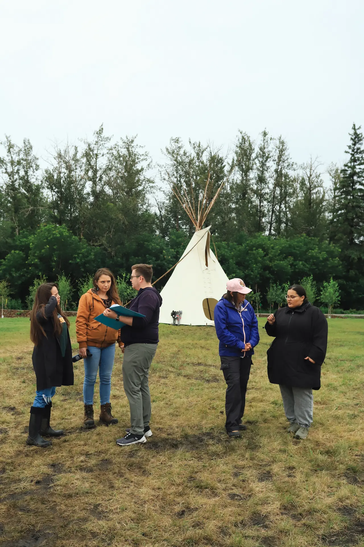 Dr. Warren Cardinal-McTeague (Métis and Cree) engaging with participants in the field as part of the SING Canada initiative. Photo Credit: SING Canada